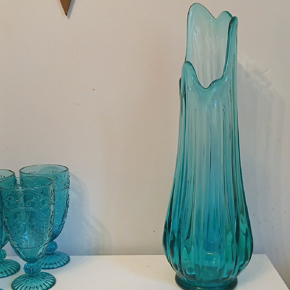 Elegant Blue Glass Vase - Picture 2 of 5
